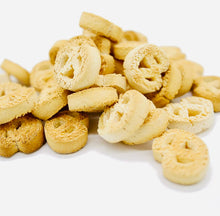 Load image into Gallery viewer, Treat Hunters Bacon and kale dog biscuits dry bag.Gluten free dog treats for small and large dogs,healthy snacks 3kg